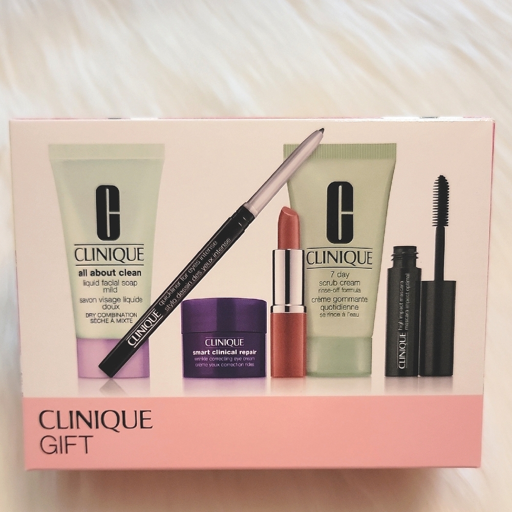 NWT Clinique 6 Piece "Love Your Skin" Gift Set